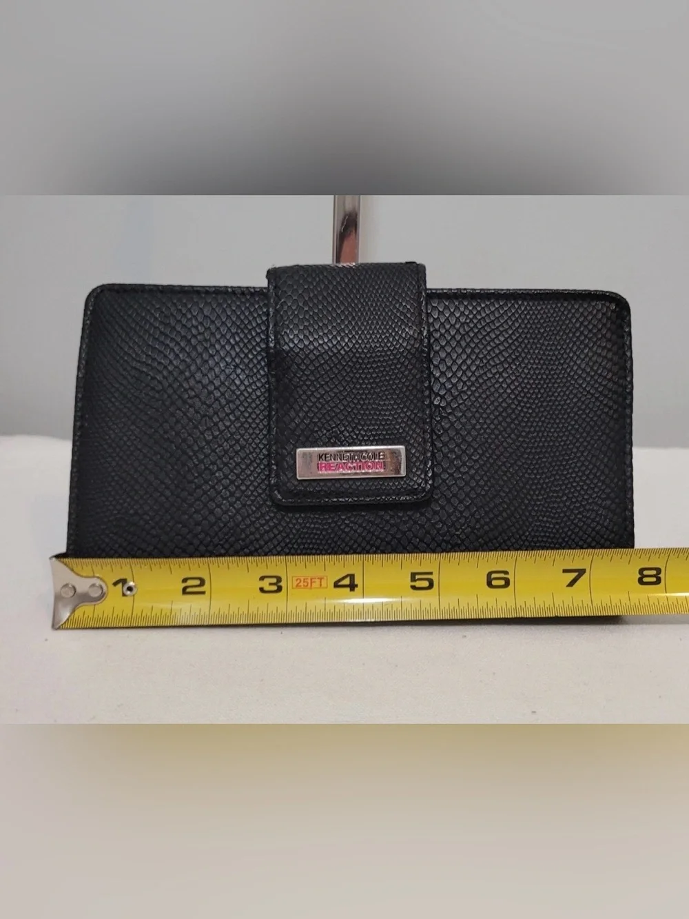Kenneth Cole Reaction all interior closure